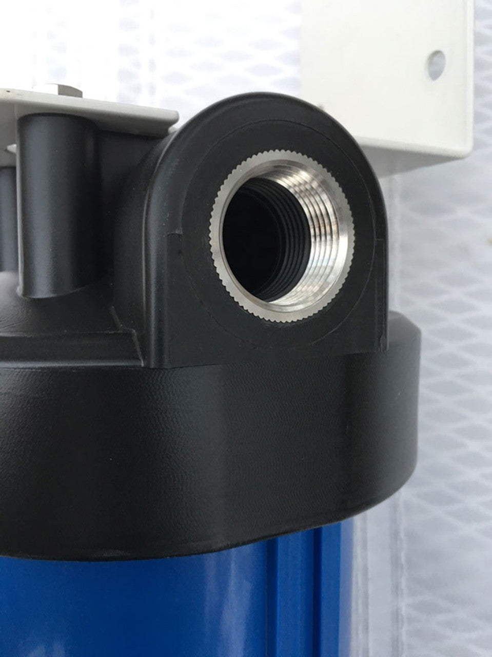 4.5" x 20" Filter Housing with 1" FPT Stainless Steel Threads. Kit includes mounting bracket, stainless steel mounting screws, wrench and extra o-ring